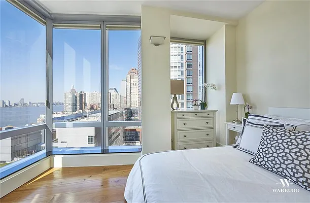 Sold by Warburg | media 7