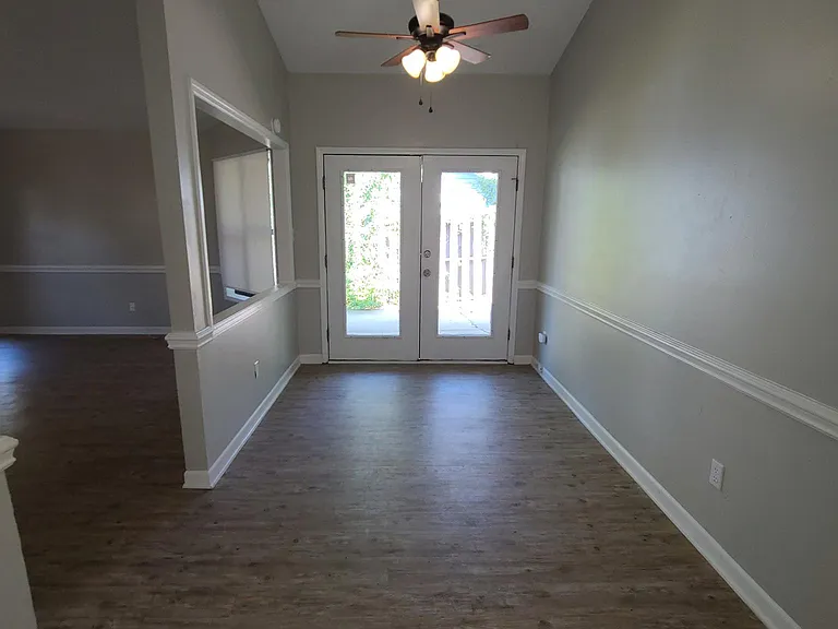 533 Hollyberry Ln — Photo 8
