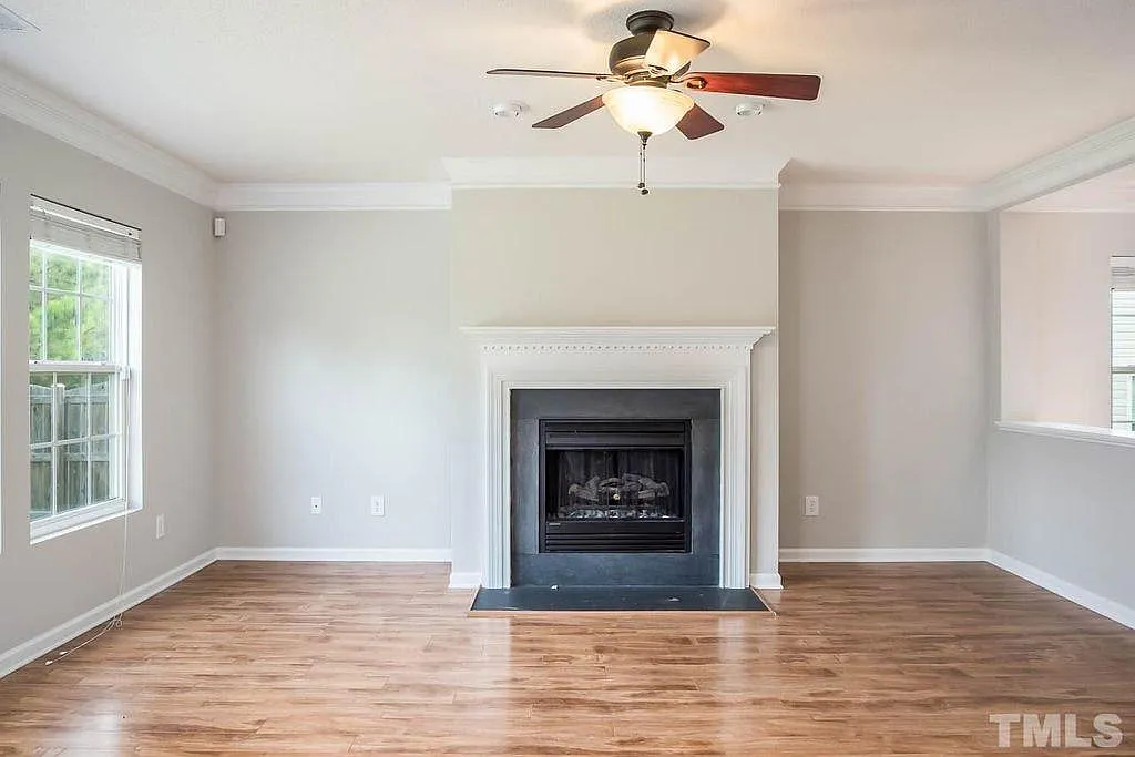 3 bed, 2391 sqft, $2,100 — Photo 2