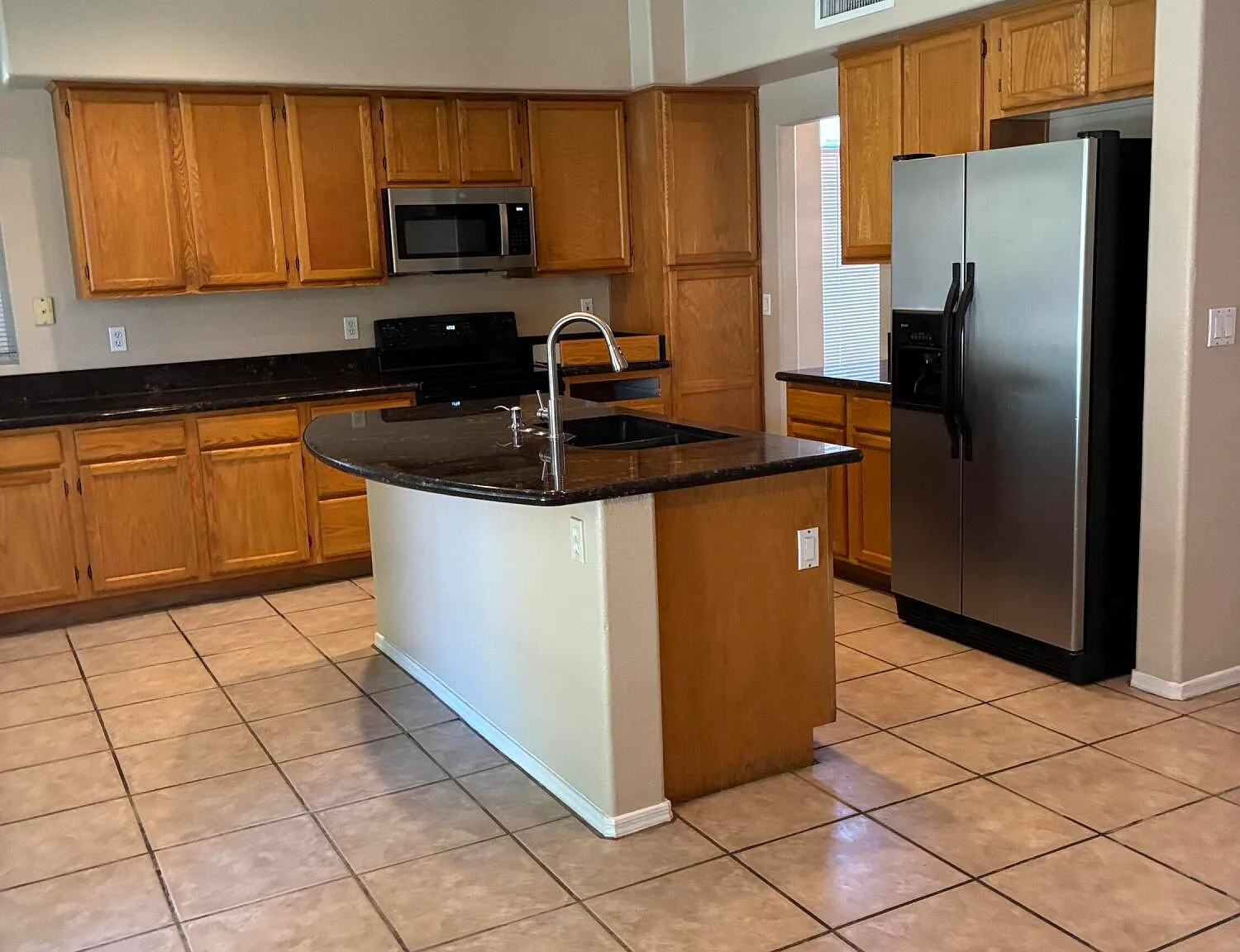 4 bed, 2.0 bath, 2230 sqft, $2,850 — Photo 4