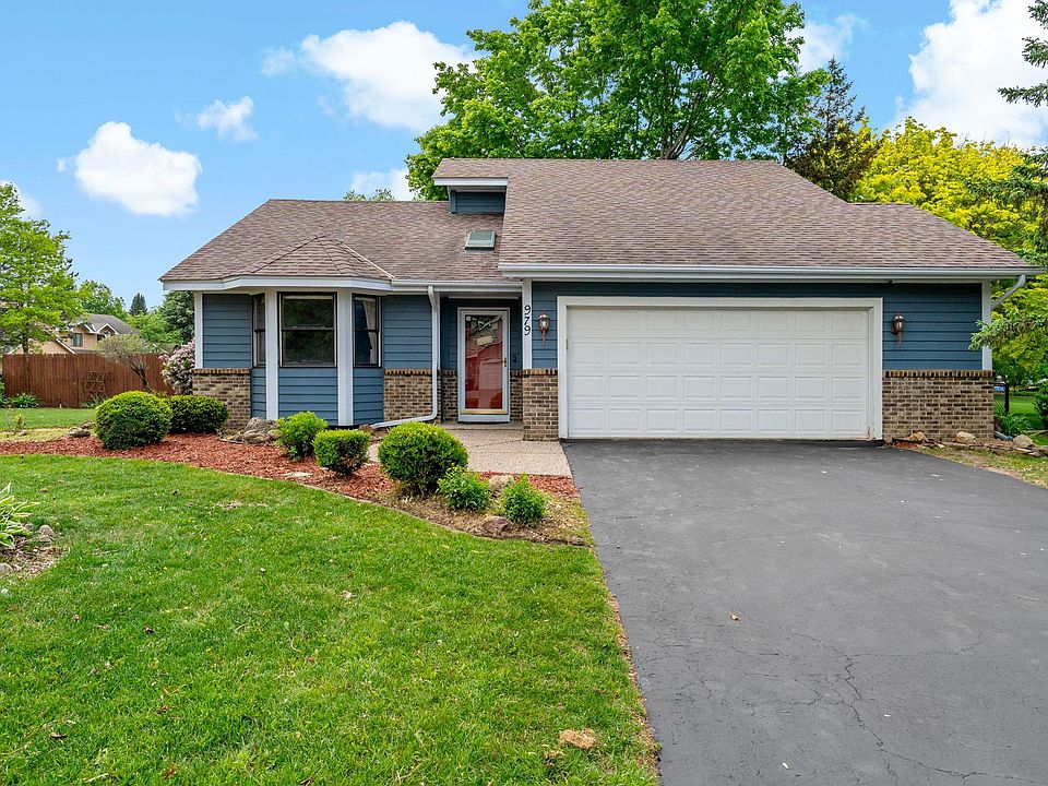 1st image of 979 Pointe Way