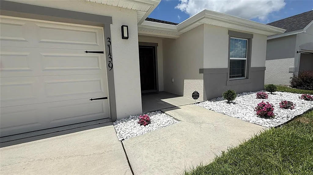 4 bed, 2.0 bath, 2074 sqft, $2,250 — Photo 2