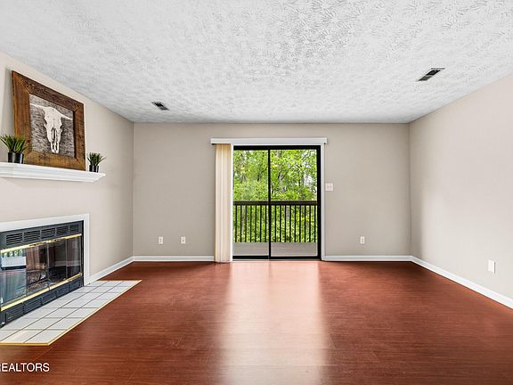 4th image of 640 Shadywood Ln
