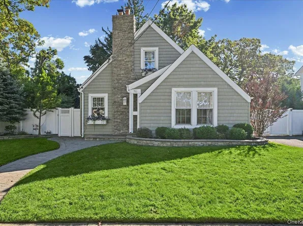 76 Powell Place, Farmingdale, NY 11735