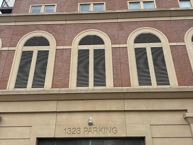 Gorgeous Historical Apartments Near Beach in East Rogers Park — Photo 17