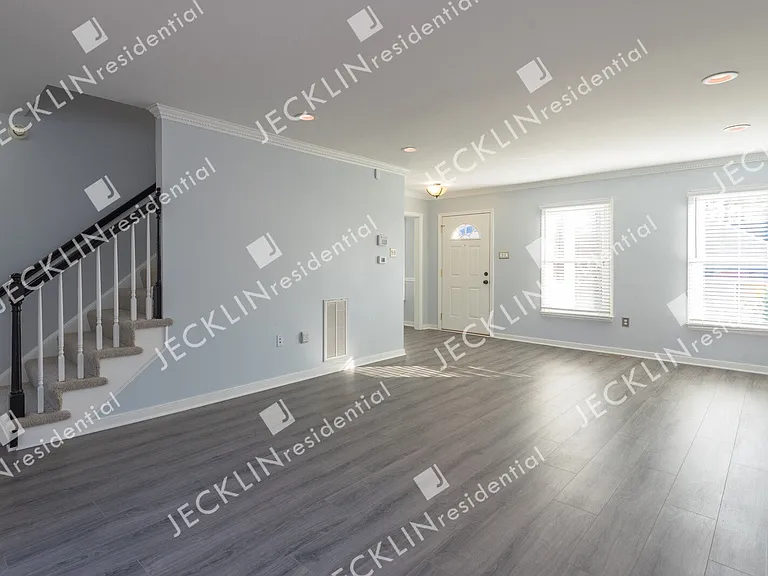 9020 Castle Point Dr — Photo 6