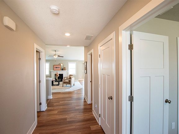 4th image of 519 NE Vista Ln