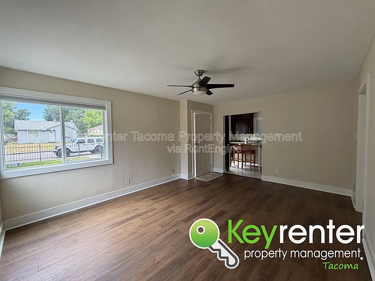 1047 S Rochester St — Photo 3
