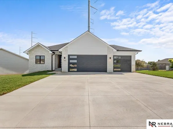 10021 S 180th Avenue Cir, Omaha, NE 68136