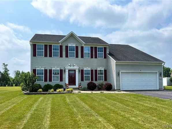 4922 Cloverleaf Ln, Lockport, NY 14094