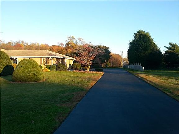 Long driveway, lots of parking!