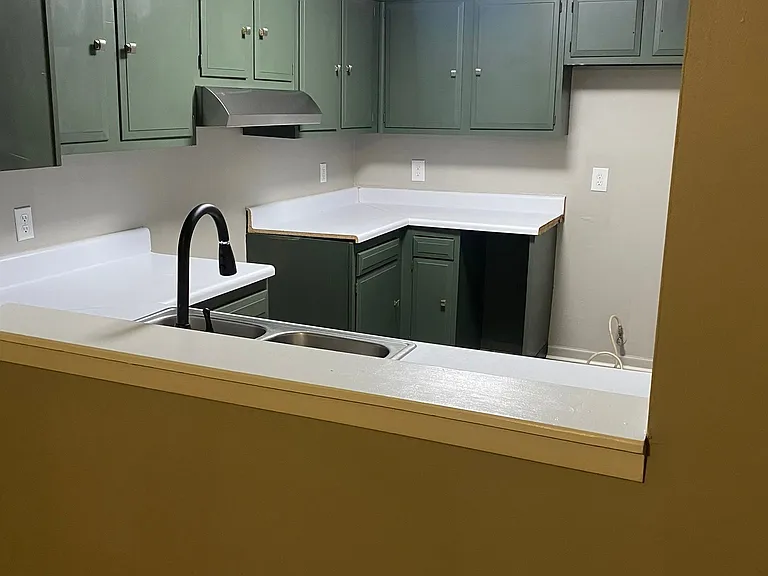 1772 6th Crompton Sq #B — Photo 7