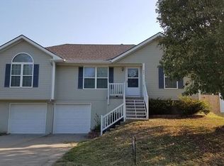 802 Paradise Ln, Smithville, MO 64089