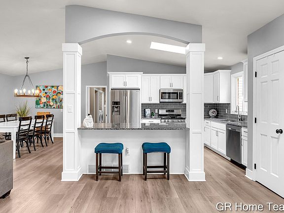 4th image of 2155 Rolling Hills Dr SE