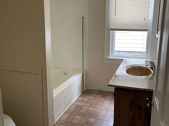 4th image of 1432 E 52nd St #1