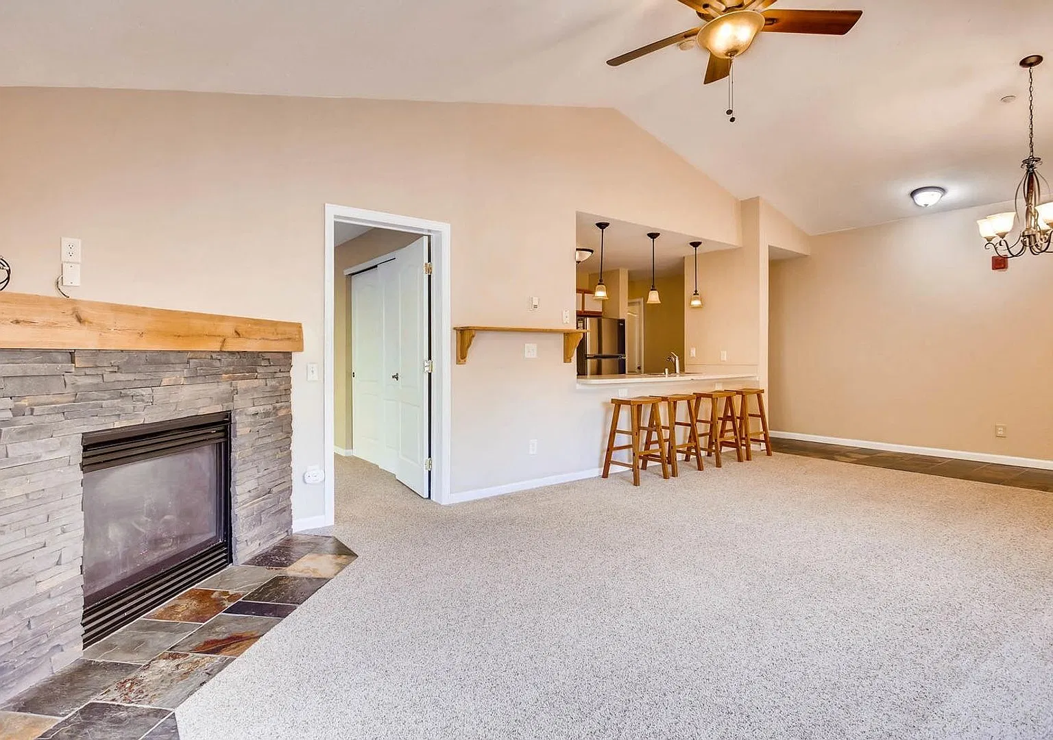 2 Bedroom between Breck and Frisco!! Top Floor! Heat included! 1 car garage! Vaulted Ceilings, Gr... — Photo 2