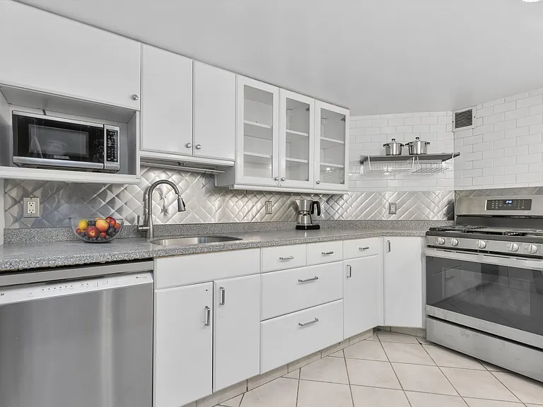 421 Hudson St #517 — Photo 5