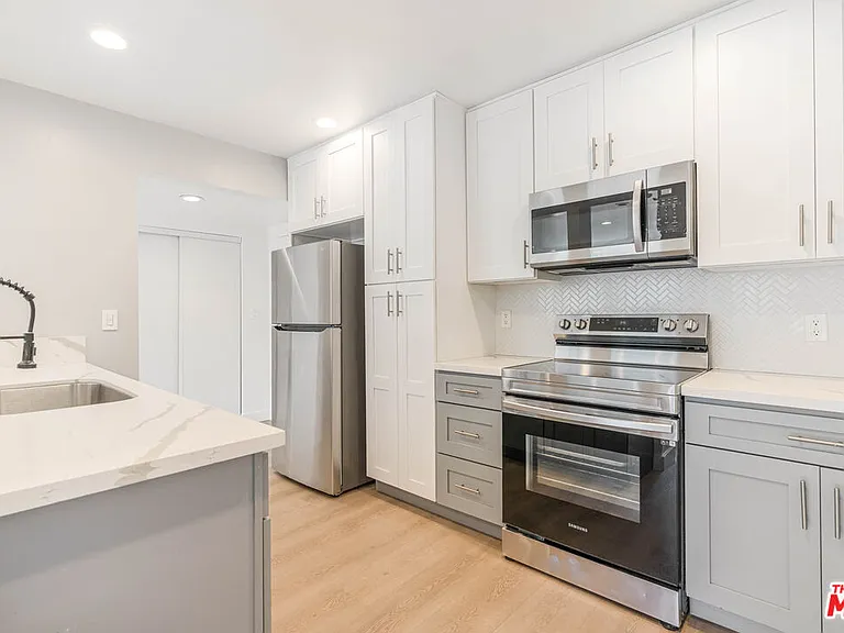 6275 Canterbury Dr #210 — Photo 1