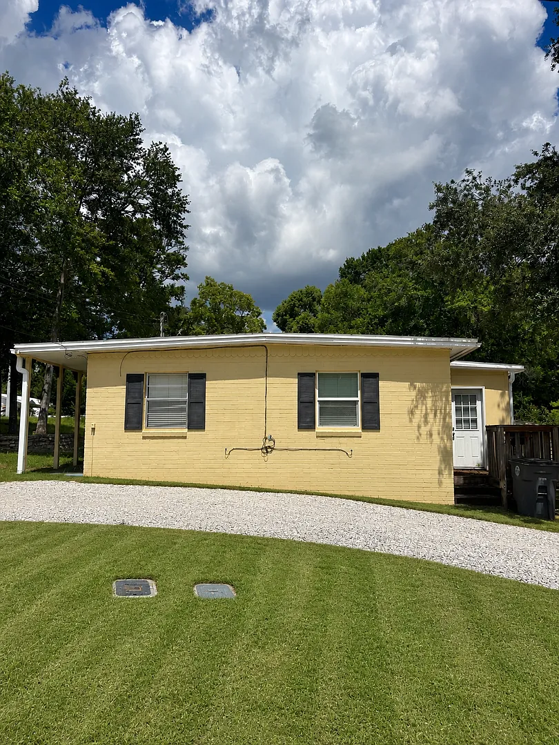 Charming 1 Bedroom Duplex in Convenient Location! — Photo 2