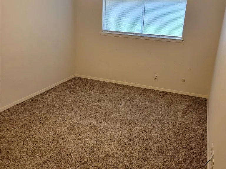 1802 Leona Dr — Photo 9