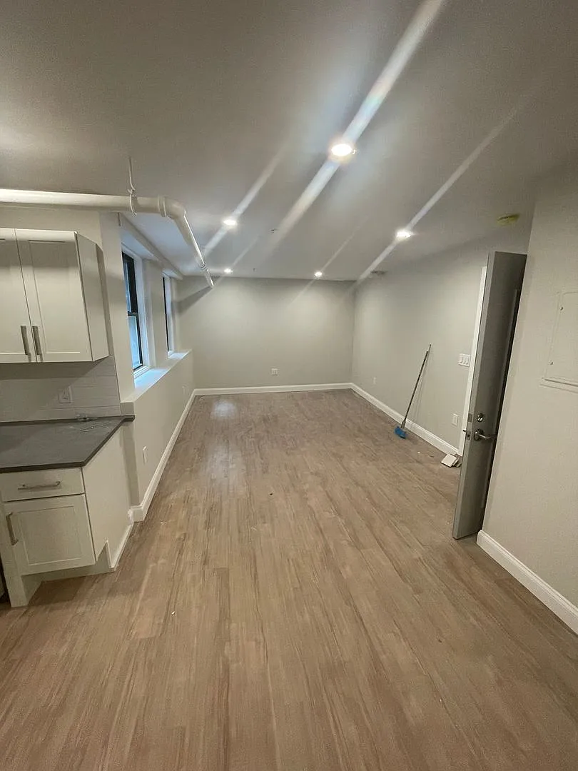 No Fee! Cleveland Circle 1 Bedroom With Renovated Kitchen Available 9/1 — Photo 4