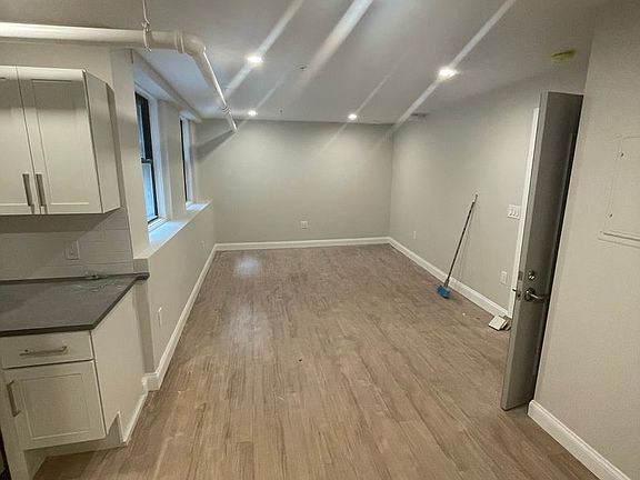 4th image of 8 Ayr Rd #A