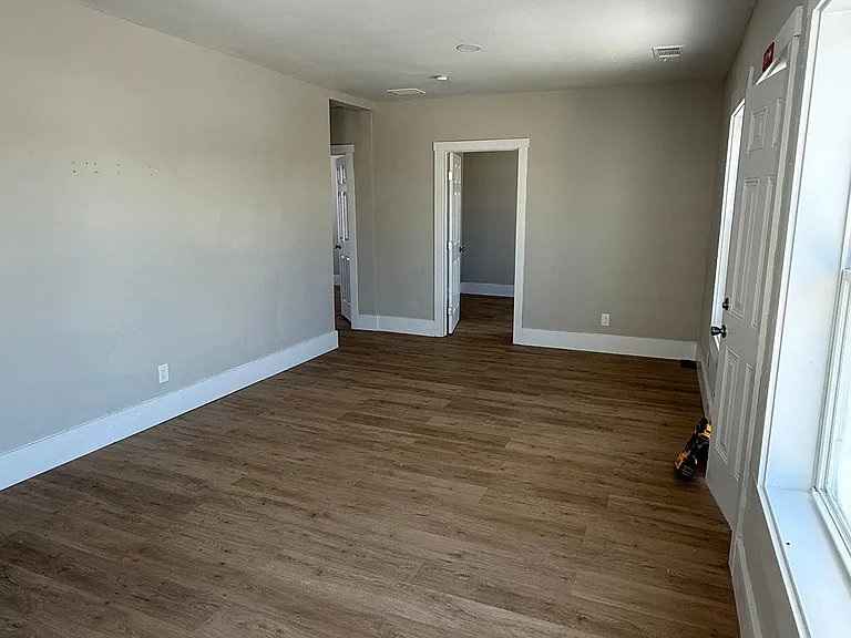 105 Dering Ave — Photo 3