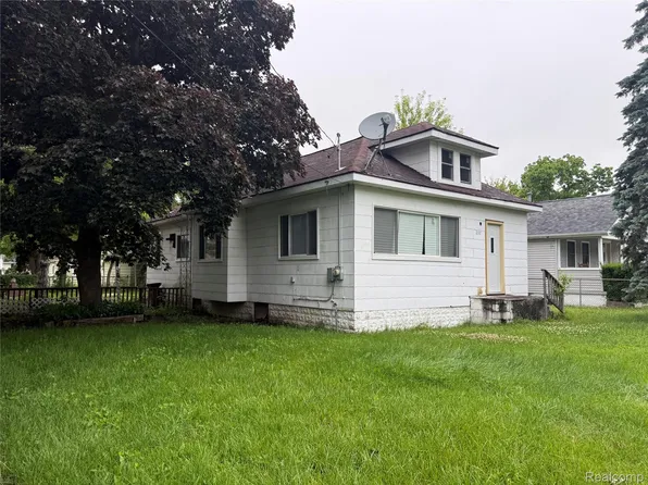 2137 E Buder Ave, Burton, MI 48529