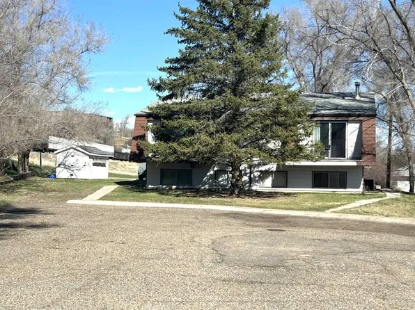 223 5th St NW, Medicine Hat, AB T1A 7X9
