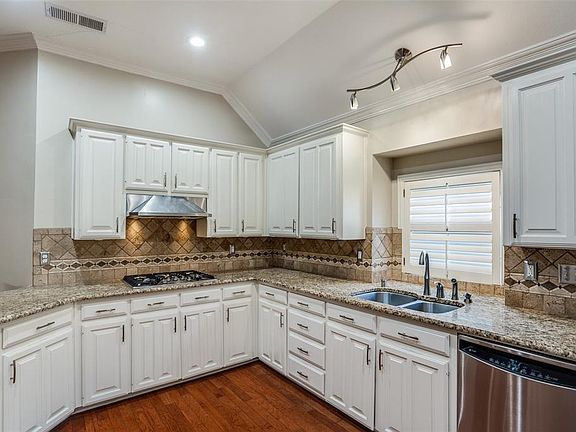 4th image of 18316 Summerfield Dr