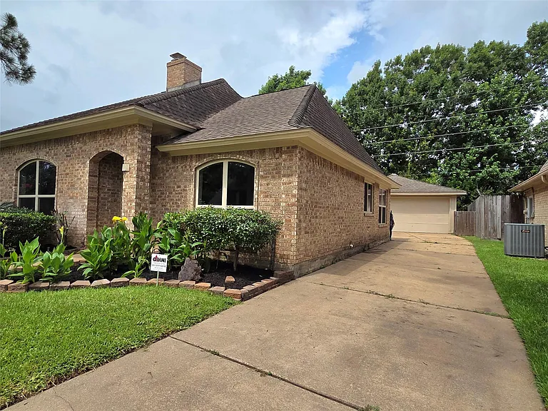8706 Chelsworth Dr — Photo 2