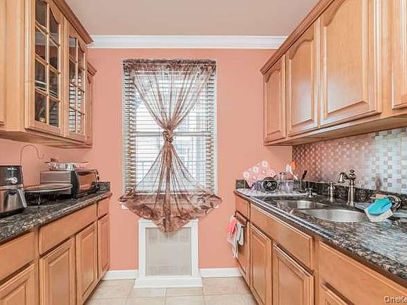5th image of 440 Warburton Avenue Avenue #3E