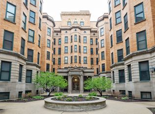 550 W Surf St #C-303, Chicago, IL 60657