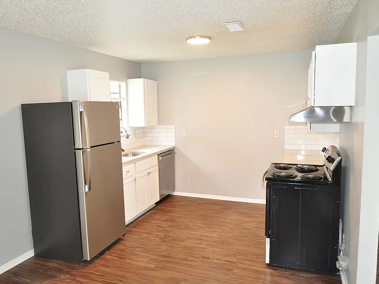 220 Joyce St — Photo 4