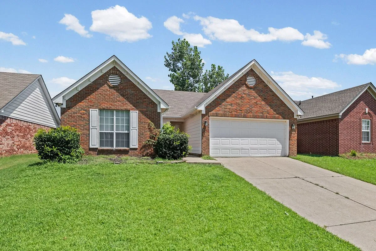 3 bed, 2.0 bath, 1328 sqft, $1,700 — Photo 3