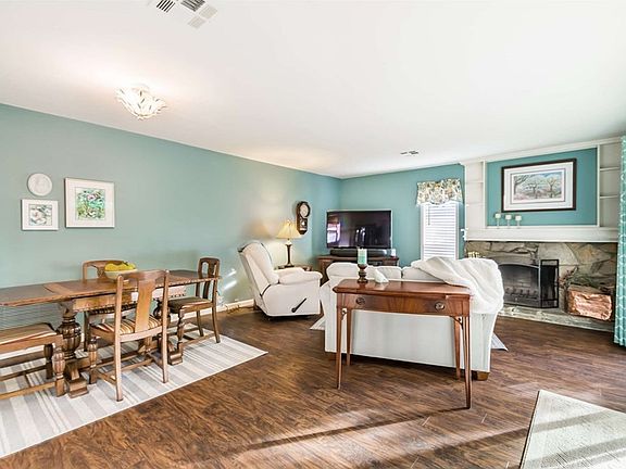 5th image of 2548 College Ln
