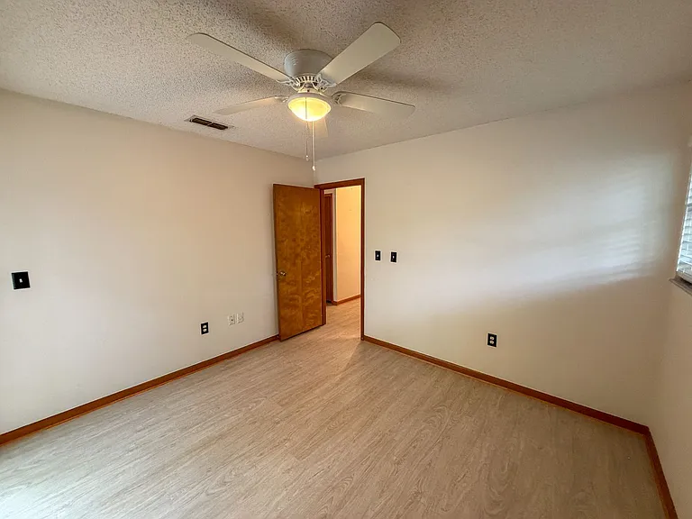 2260 W University Ave — Photo 10
