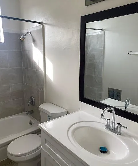 11446 Califa St #6 — Photo 3