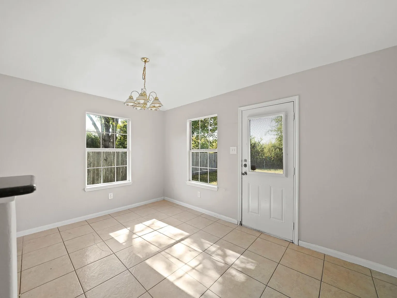 3 bed, 2.0 bath, 1284 sqft, $2,000 — Photo 4
