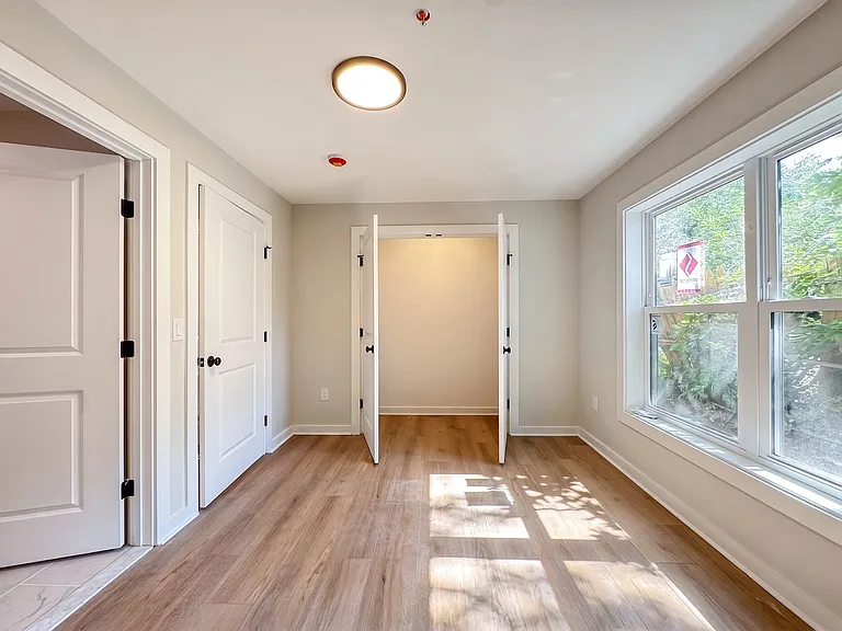 358 Campbell Ave — Photo 8