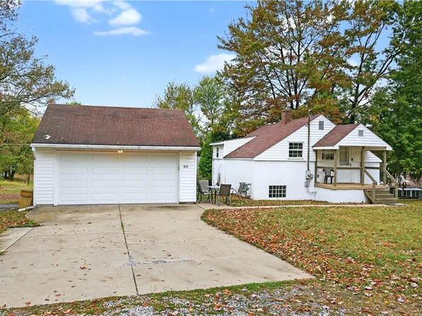 217 Hickory Dr, Beaver Falls, PA 15010
