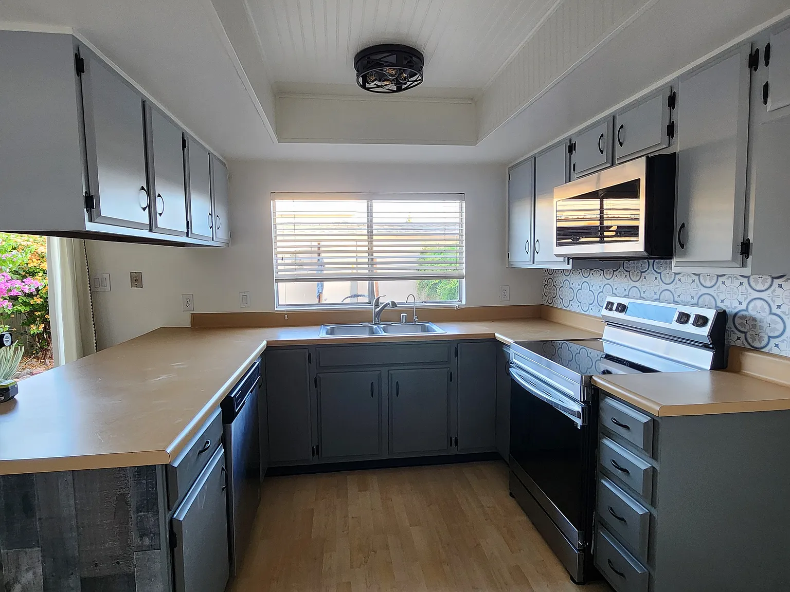 1004 E Bendix Dr — Photo 4