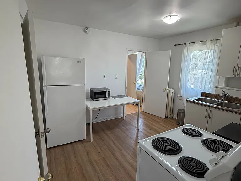 214 Earlscourt Ave — Photo 4