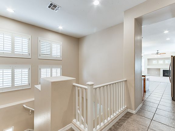 2nd image of 511 W Wildhorse Dr
