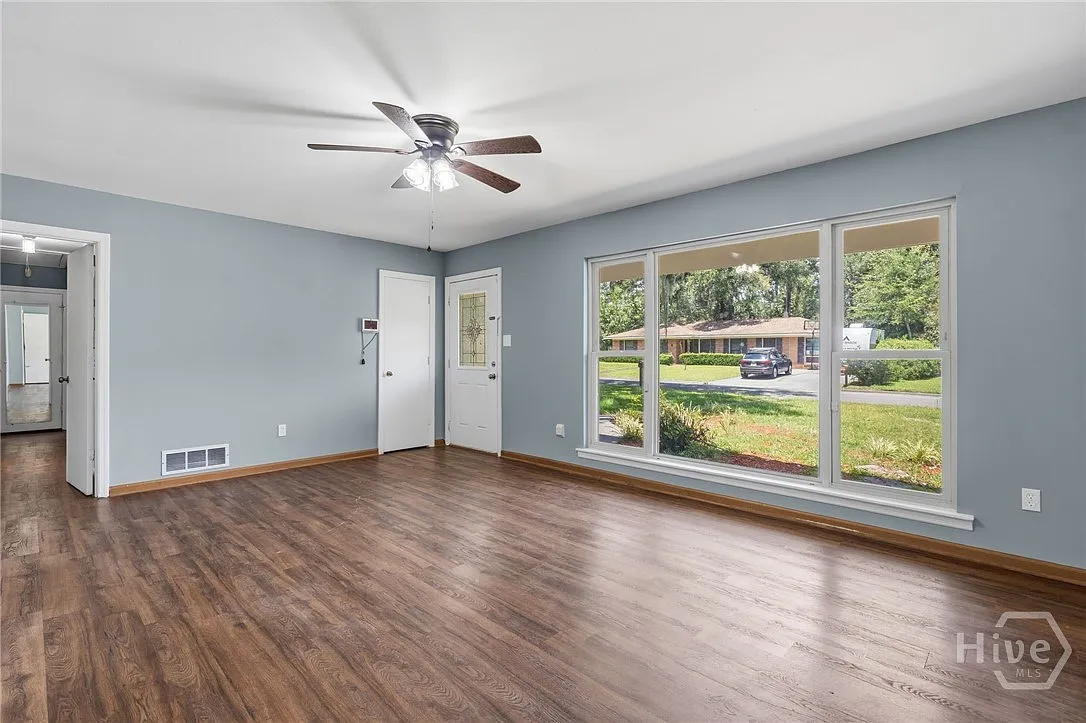 3 bed, 1.5 bath, 1638 sqft, $2,000 — Photo 3
