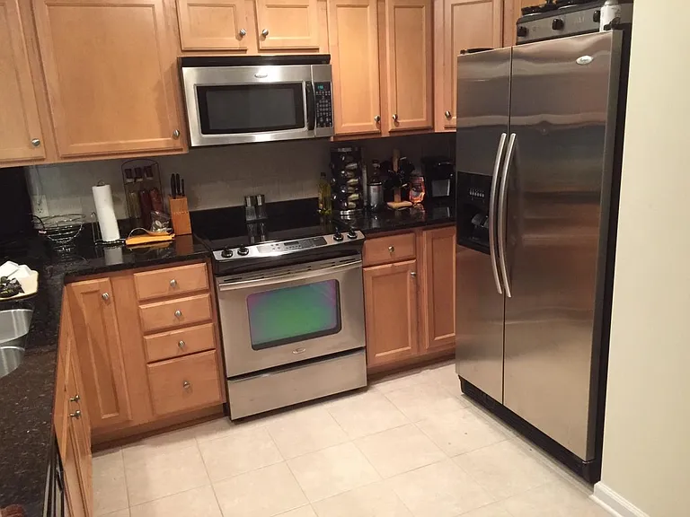 Nice Kitchen. Open and spacious. Enough room even for a small island in the center or a nice leaning shelf on the wall...or a pet, or some kiddos, or any "activities" that require you to have tile (and maybe tarp) underfoot!