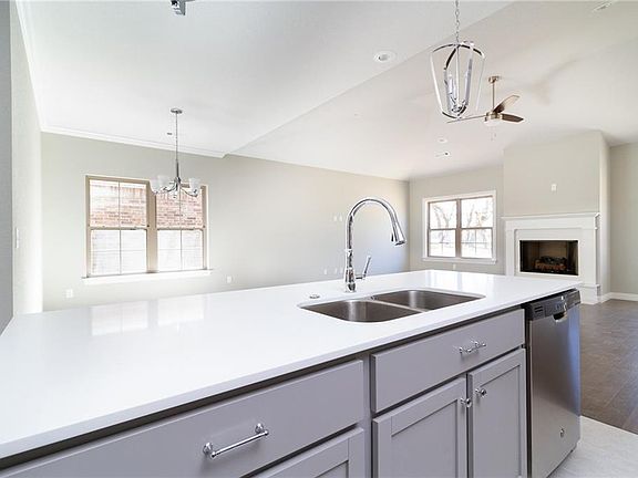 4th image of 1512 Park St