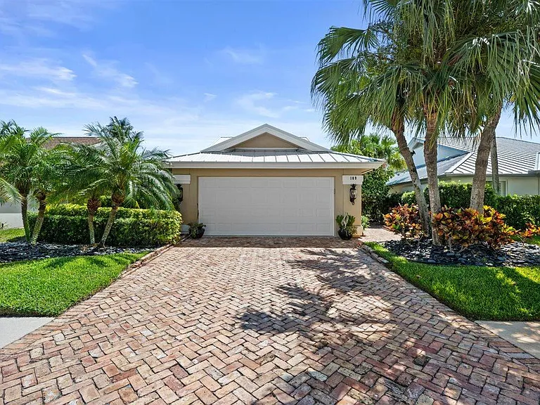 109 Seashore Dr — Photo 2