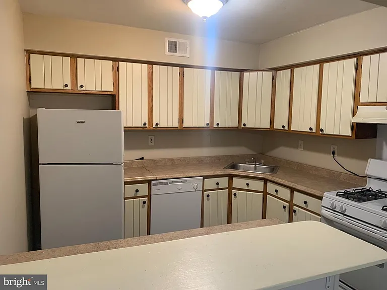 2840 Brighton Pl #2 — Photo 4