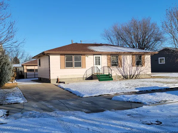 527 Meadow Ln, Bismarck, ND 58504